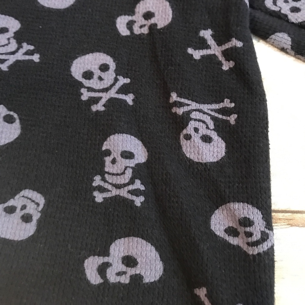 Boys Skulls shirt by Circo. Size 24 Months - Picture 3 of 5